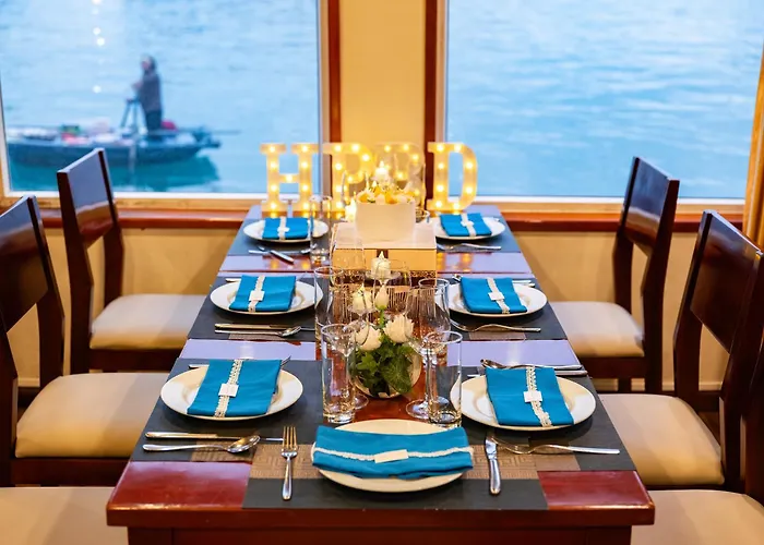 Amanda Premier Cruise Botel Ha Long